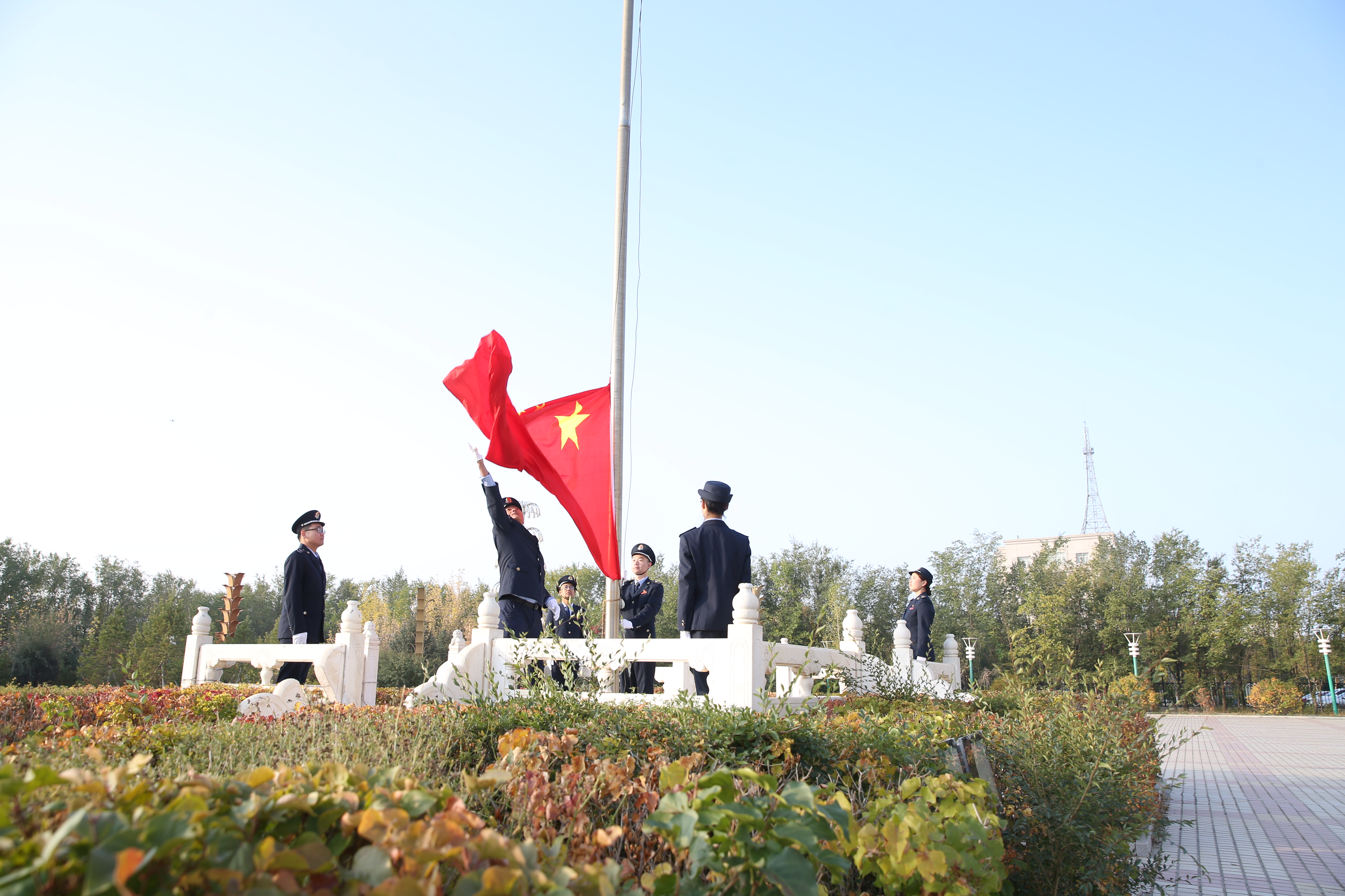 二连浩特市税务局举行升国旗仪式