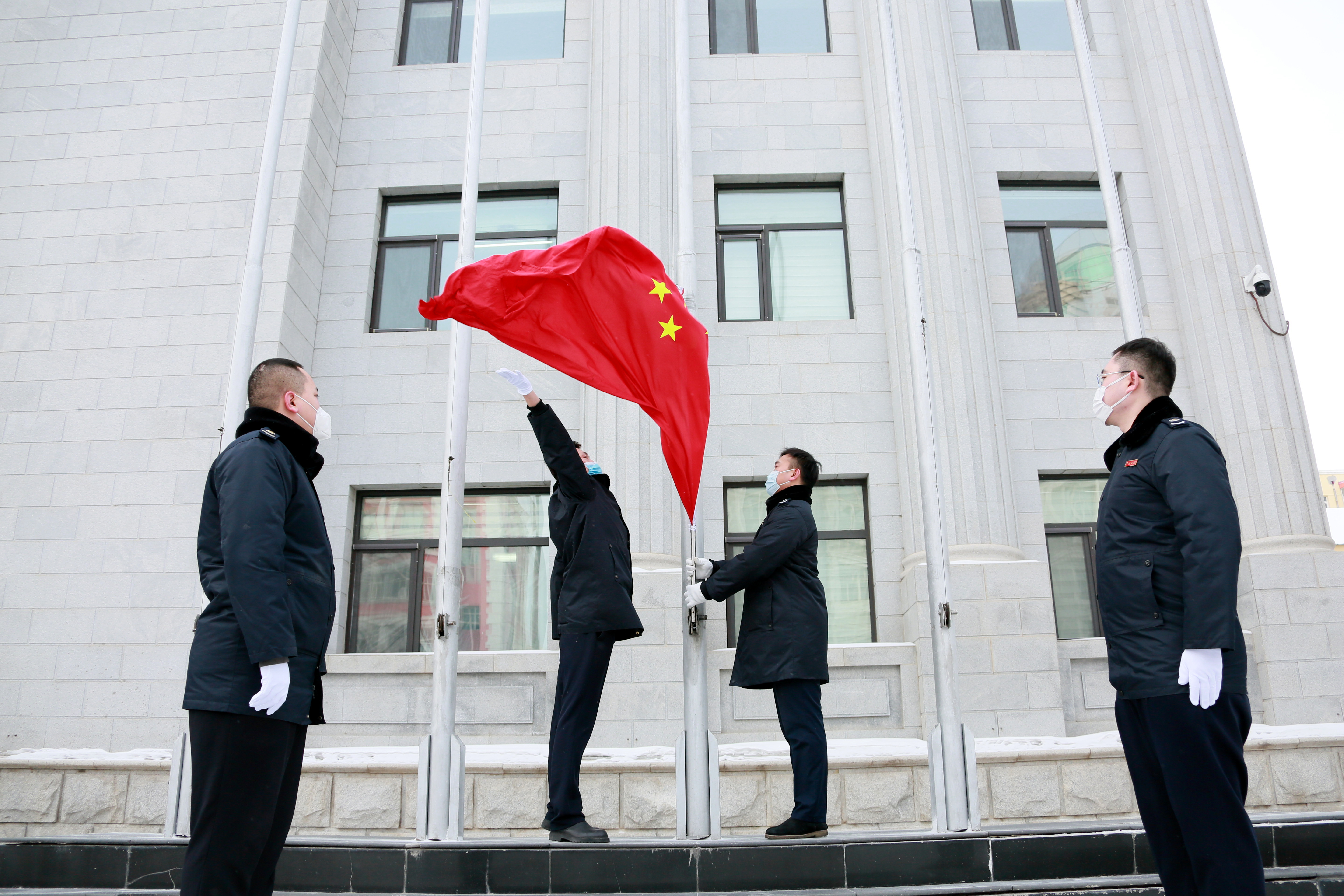 满洲里市税务局举行升国旗仪式