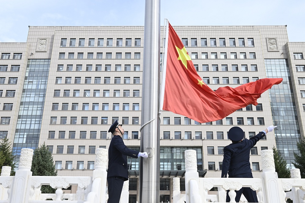 通辽市税务局举行庄重的升国旗仪式