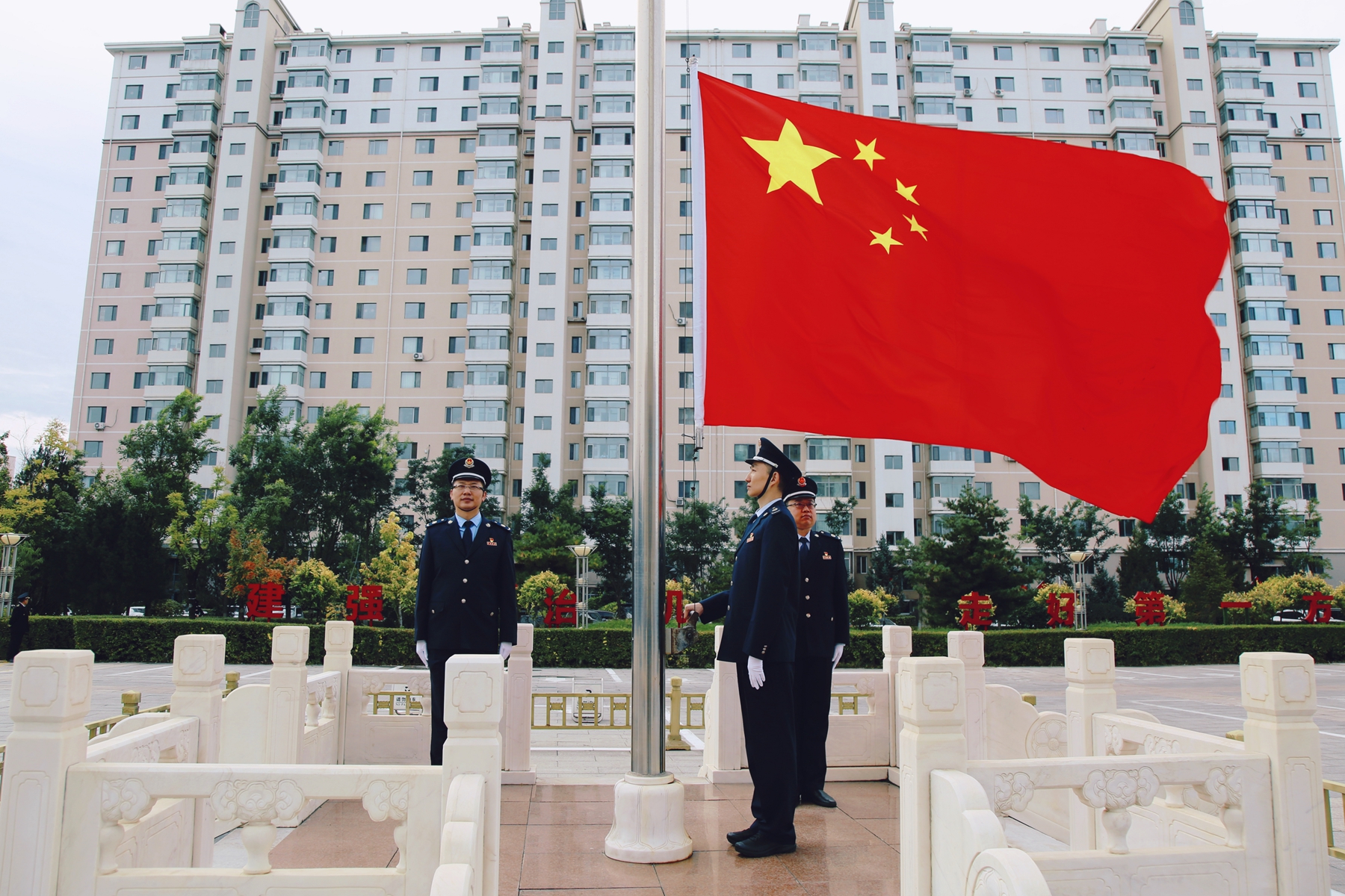 全区各地税务机关举行升国旗仪式