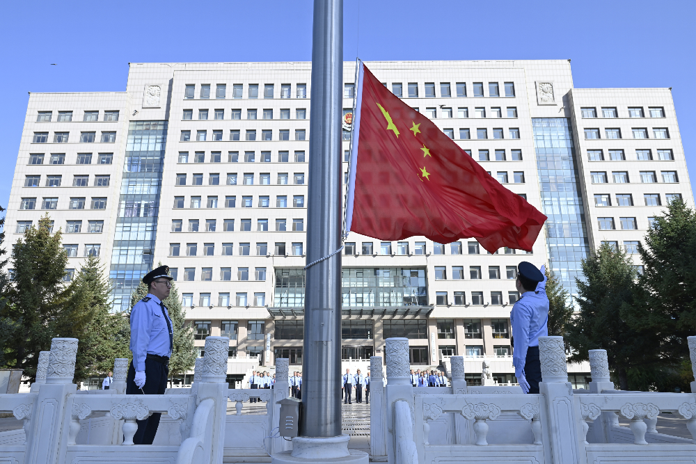 通辽市税务局举行庄重的升国旗仪式